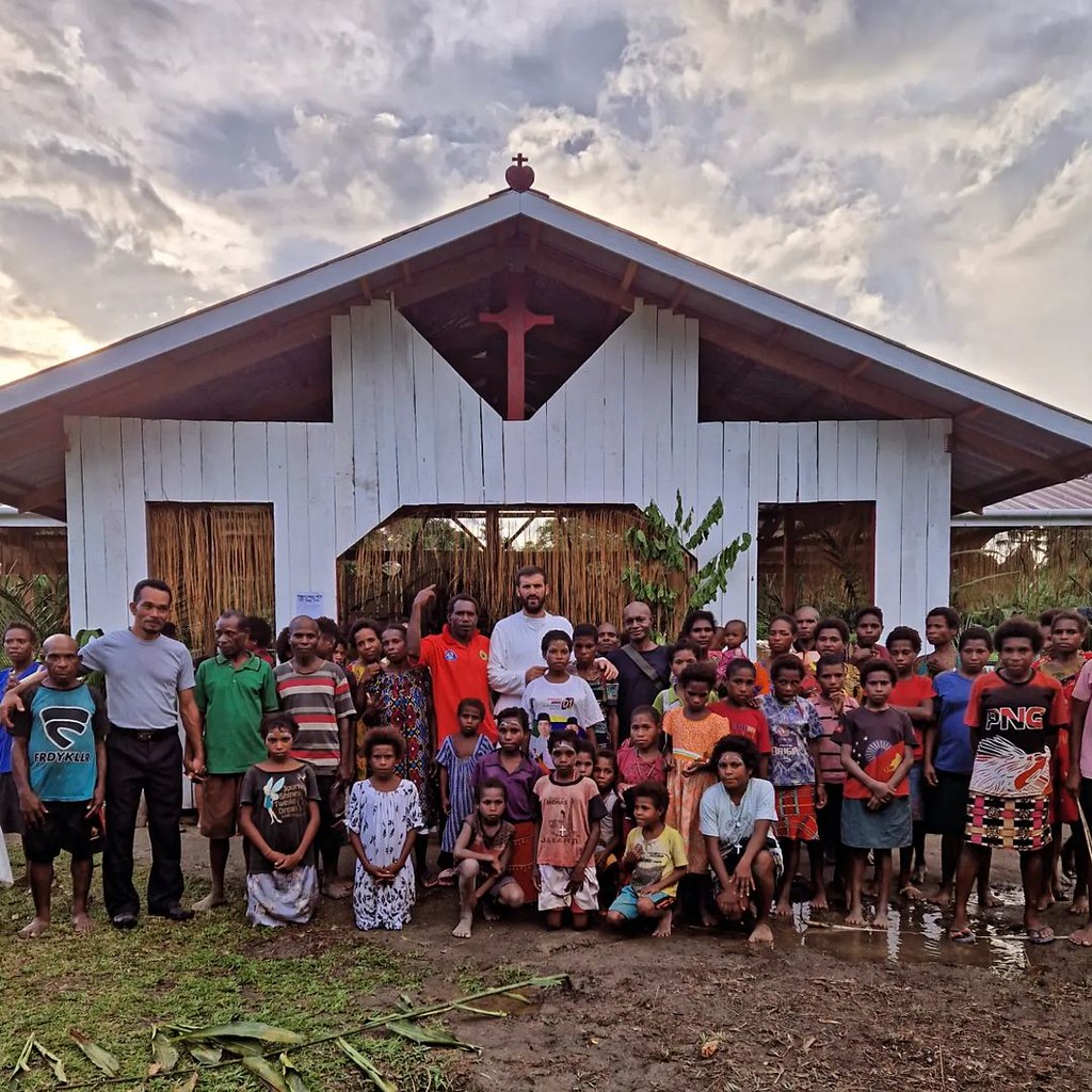 Papúa Nueva Guinea - Nueva Capilla Sagrado Corazón en Watape
