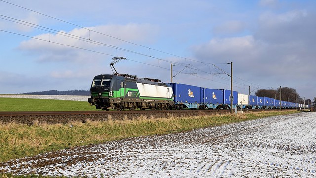 ELL 193 944, vermietet an LTE, mit Containerzug in Richtung Osnabrück (bei Melle, 19.01.2024).