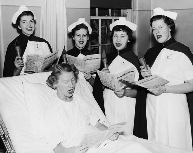 Four nurses... carol song books and flashlights decorated as candles, Ontario / Quatre infirmières... cahier avec des cantiques de Noël et des lampes de poche décorées comme des chandelles