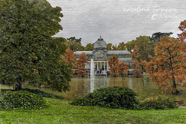 El Retiro en otoño. Palacio de Cristal en el lago, Madrid-España.