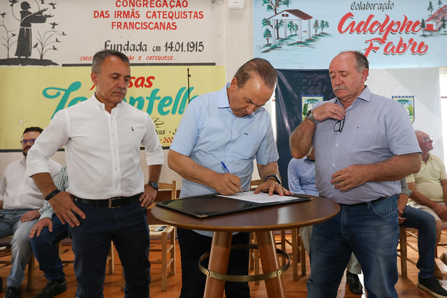 Assinatura da ordem de serviço para restauração e implantação da estrada de acesso ao Distrito de Nova Petrópolis - Joaçaba
