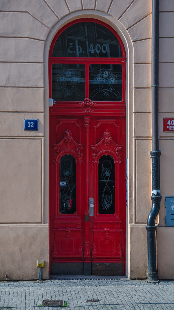 Porte rouge neo-rococo canon / Červené neorokokové dveře