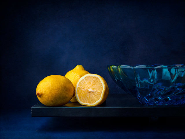 Three lemons and a blue bowl