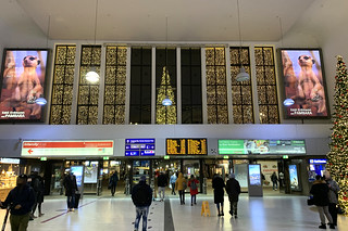 17 - Entrance hall Düsseldorf train station / Eingangshalle