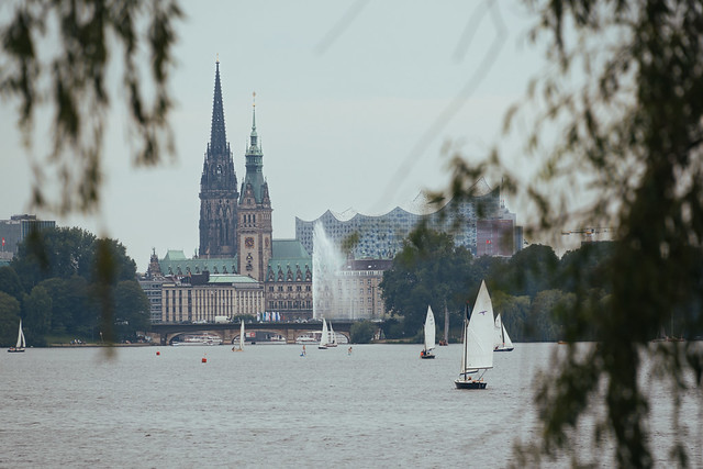 Hamburg Rathaus Through the Lake
