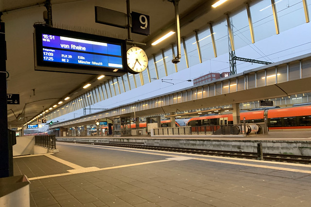 12 - Platform 6 / Bahnsteig 6
