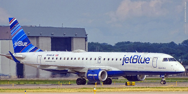 JetBlue E190 taxiing at MSP Airport, 17 July 2022