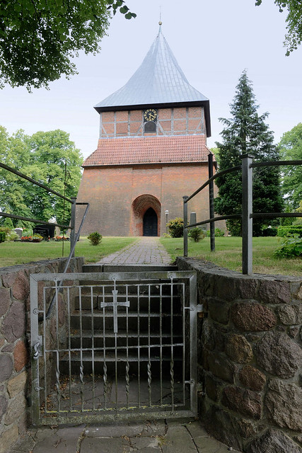 2825 Kirche St. Jacobus und St. Dionys, Eisentor mit Kreuz - Fotos von Lütau, Gemeinde im Kreis Herzogtum Lauenburg in Schleswig-Holstein.