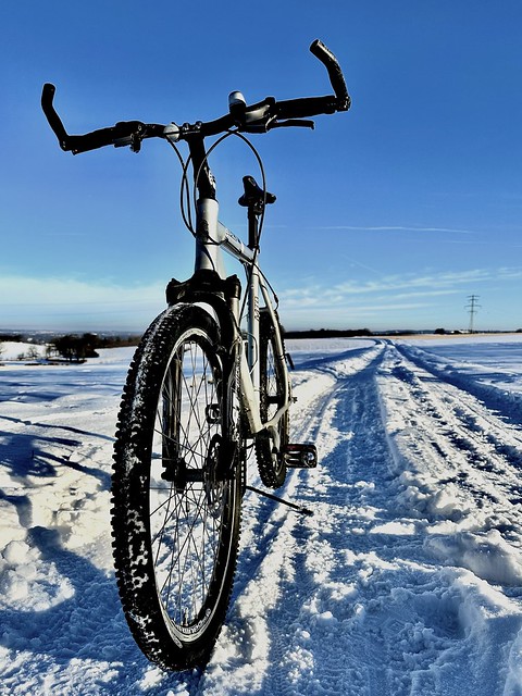 Moutainbike in the snow