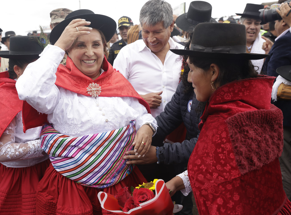 Dina Boluarte participa en el inicio de obra del asfaltado de carretera en los distritos de Chiara, Los Morochucos y Vinchos de las provincias de Huamanga y Cangallo en Ayacucho (Foto: Presidencia Perú).