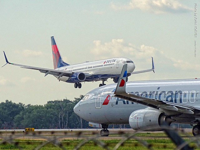Delta 737 landing and American 737 taxiing at MSP Airport, 17 July 2022
