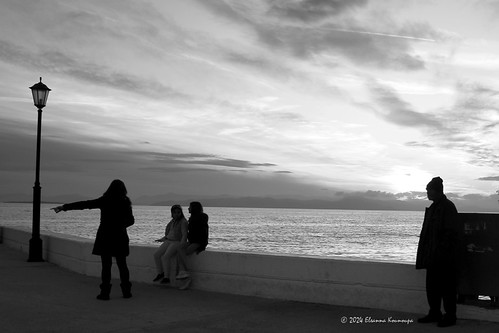 Ηλιοβασίλεμα στην παραλία by Eleanna Kounoupa, ελλάδα greece street δρόμου ασπρόμαυρεσ bw blackandwhite πάχη μέγαρα pachi megara ηλιοβασίλεμα sunse