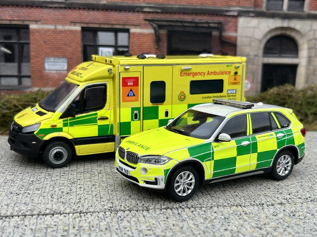 1/43 Code 3 BMW X5 London Ambulance Service - Rapid Response Vehicle