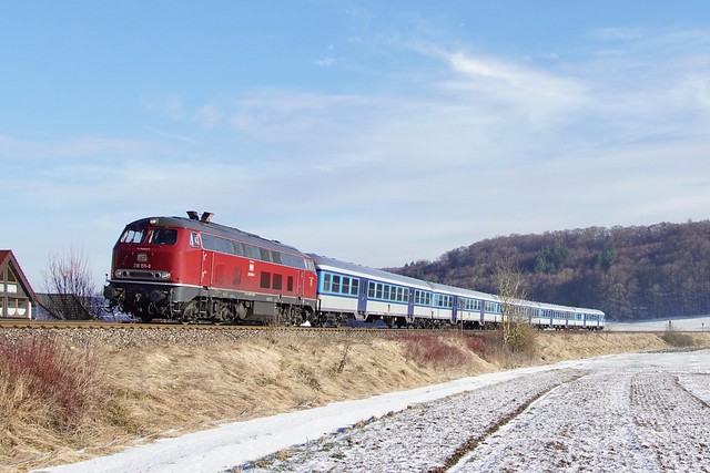 218 155 zieht einen Fußballsonderzug am 21.1.2024 über die Brenzbahn von Ulm nach Aalen. In schöner winterlicher Stimmung abgelichtet bei Itzelberg.