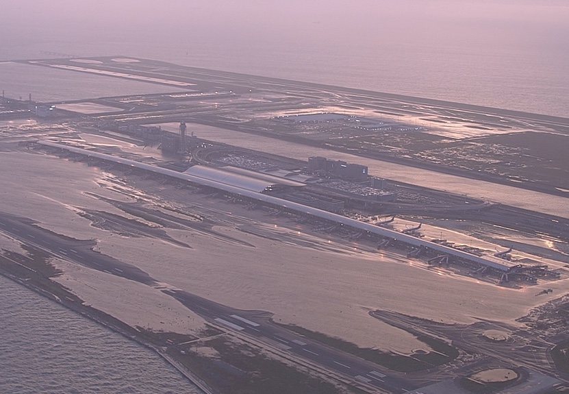 2018年燕子颱風期間，機場就曾因巨浪被迫關閉，數千名旅客遭困在航廈。照片來源：国土交通省近畿地方整備局／Wikipedia（CC BY 4.0）