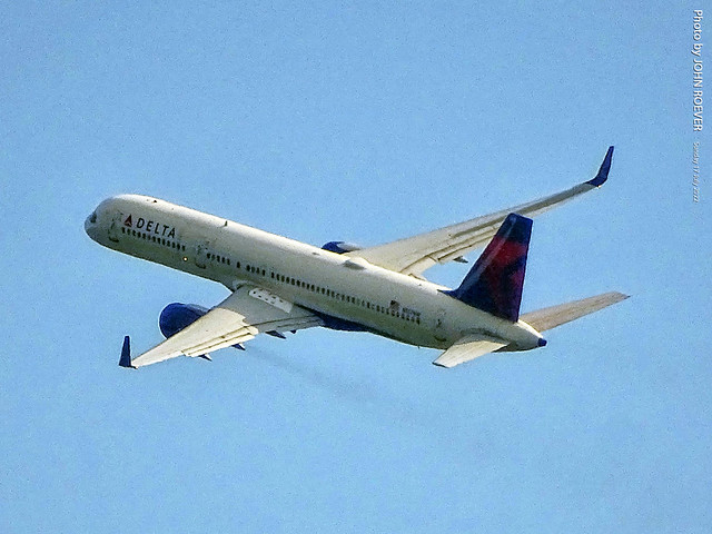 Delta 757 takeoff from MSP Airport (to Atlanta), 17 July 2022