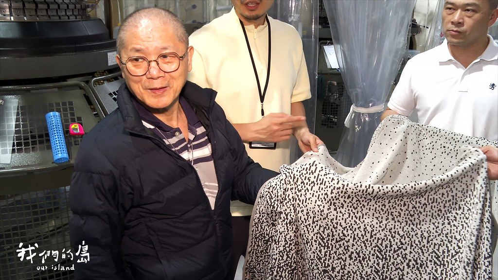 台灣有紡織業者以原本是農業廢棄物的鳳梨葉子為材料，研發「鳳梨紗線」，並製成布料。