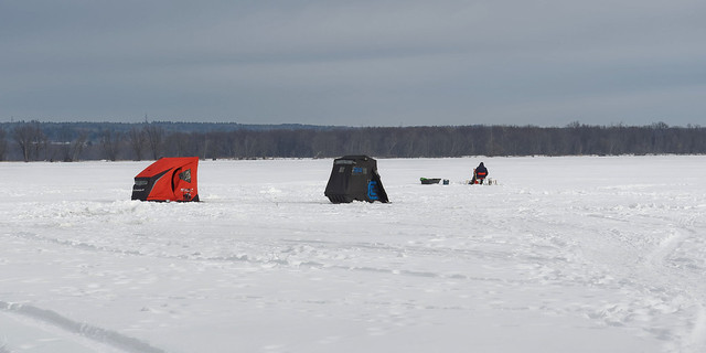 Ice fishing / Pêche sur glace
