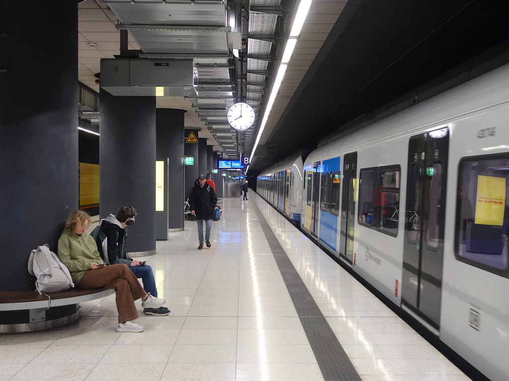 202312072 Stuttgart-West S-Bahn station