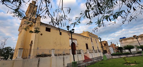 At El Carmen park, the plaza with the church where the area grab its name from. Santa Clara, Cuba, November 2023 Alrededor del parque de la iglesia de Nuestra Senora del Carmen.