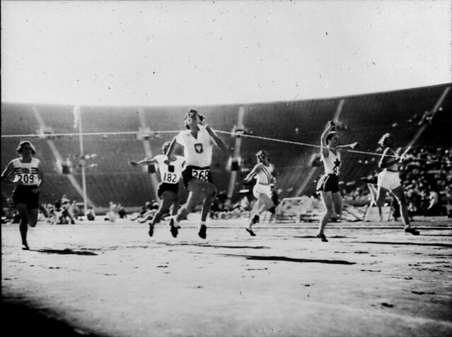 Women's 100-metre race at the 1932 Summer Olympic Games. Canadian runner is second from right at the wire, Los Angeles, California / Le 100 mètres féminin aux Jeux olympiques d’été de 1932, à Los Angeles (Californie); la coureuse canadienne est la deuxièm