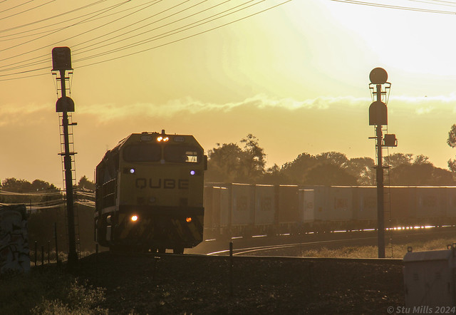 1104 and 1103 split the Horsham loop signals as they charge KM1 Bordertown containers to Melbourne