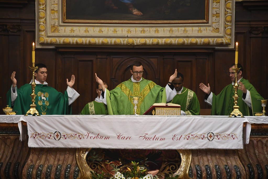 Italia - Misa de 2 neo-sacerdotes P. Javier y P. Antonio, en el Seminario Mayor en Montefiascone