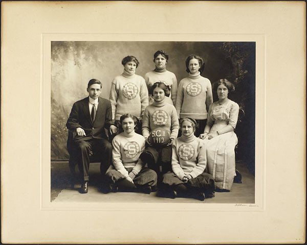 Women's basketball team of Sarnia Collegiate Institute, Ontario / Équipe de basketball féminin de l’Institut collégial de Sarnia, en Ontario
