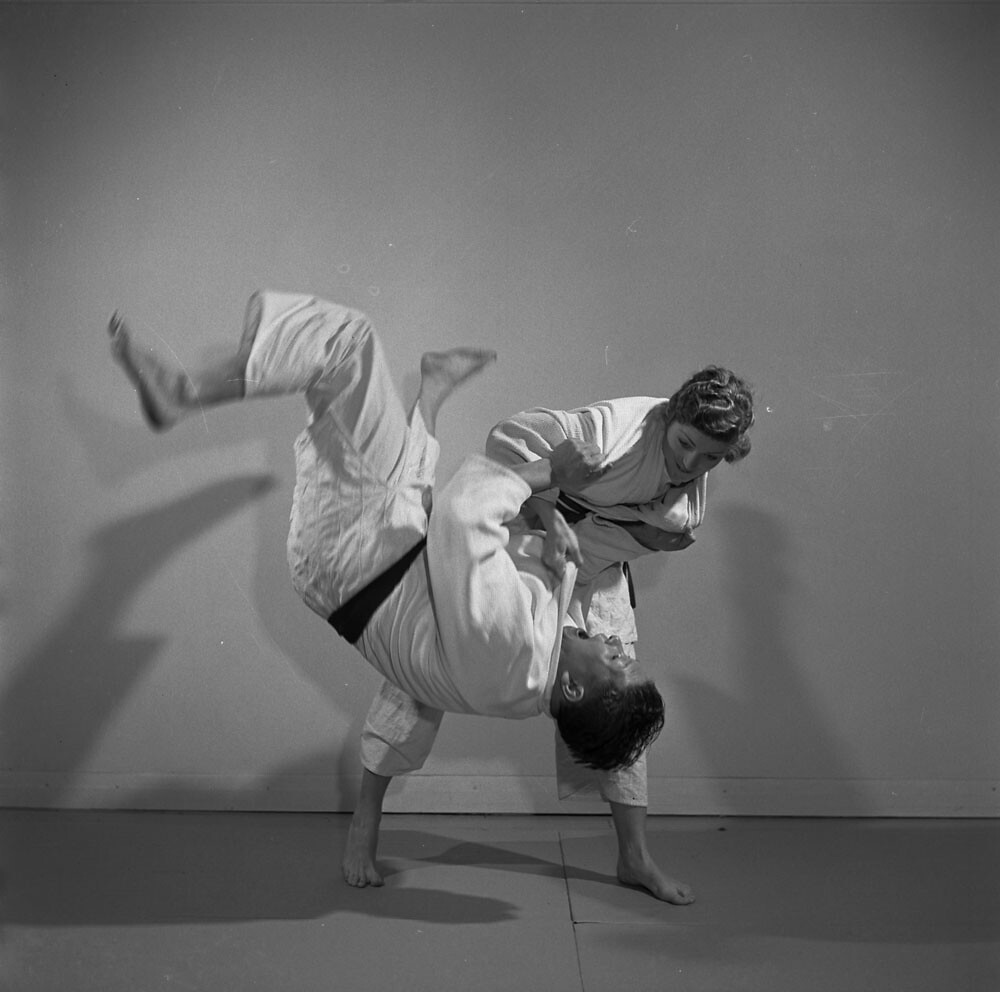 Marie Demers uses a judo throw on her opponent / Marie Demers projette son adversaire au sol à l’aide d’une prise de judo