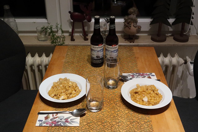 Störtebeker Atlantik-Ale zu schmackhafter Kartoffelfischsuppe (Tischbild)