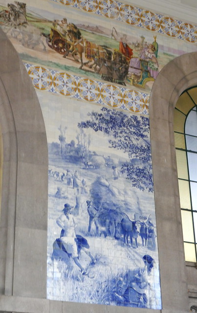 Scènes de la vie quotidienne, azulejos du hall voyageurs, gare de São Bento, place de Almeida Garrett, Porto, Portugal.