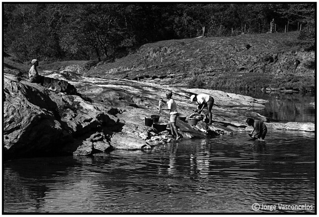 Laundry Day - Rio Preto (Black River) - São Gonçalo do Rio Preto - Minas Gerais - Brazil - July 2002 - Ilford HP5 Plus