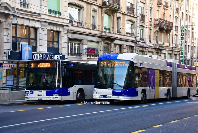 Autobus MAN Lion's City n°410 en service sur la ligne 3, et Trolleybus Hess BGT-N2D n°825 en service sur la ligne 20. © Marc Germann