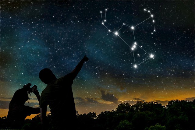 Az Orion csillaglp és a beleképzelt vadász és íja. Forrás: https://www.geo.de/geolino/natur-und-umwelt/das-sternbild-orion-31613778.html