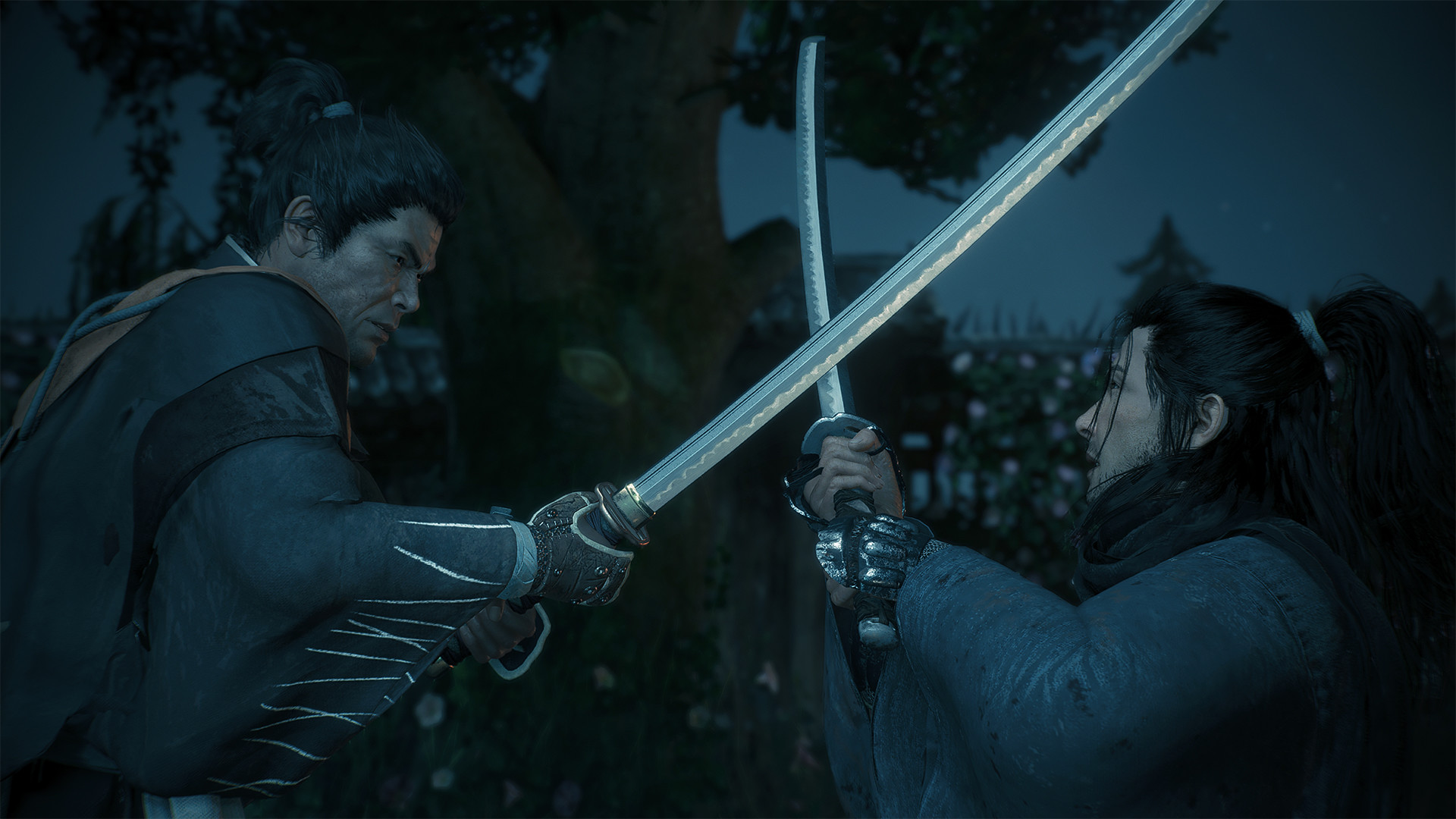 Dois combatentes empunhando katana cruzam espadas.