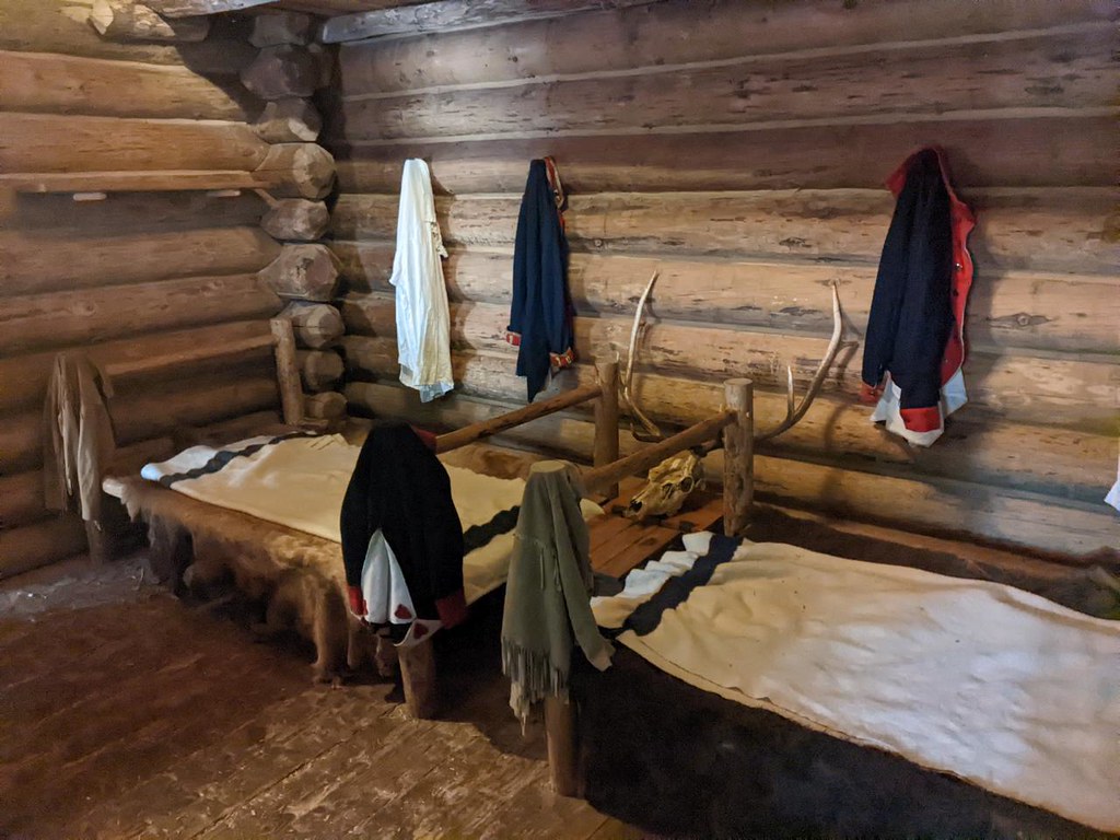 03718 Inside the Officer's quarters in Fort Clatsop - the enlisted men had bunks