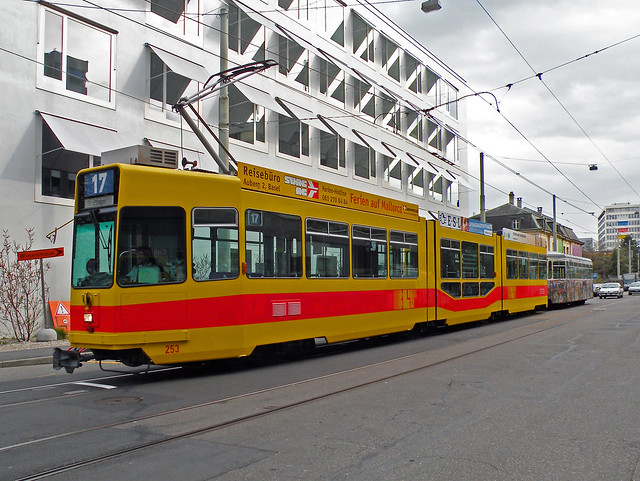 Be 4/8 253 zusammen mit dem B4 1316 der von Kindern bemalt wurde, auf der Linie 17, bedient am 26.03.2011 die Endstation am Wiesenplatz.