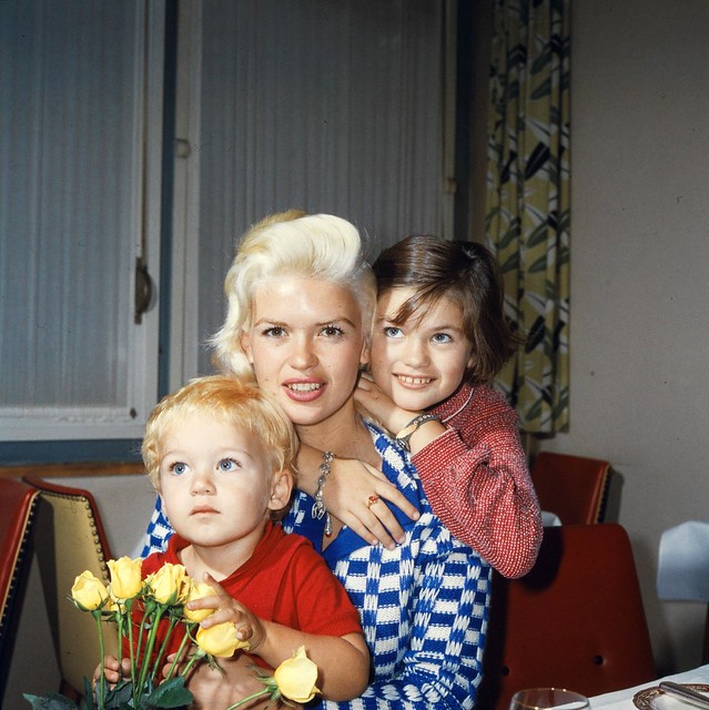 Jayne Mansfield met haar Dochter en Zoon