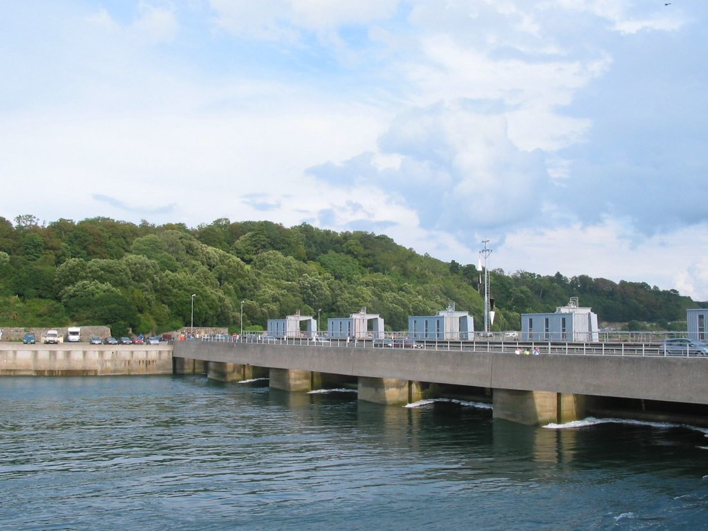 朗斯潮汐發電站目前仍持續運轉中、為法國供應電力。照片來源：Dani 7C3／Wikipedia（CC BY 2.5）