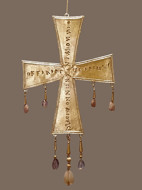 cruz votiva arte visigodo de oro perlas y zafiros siglo VII Tesoro de Guarrazar  taller de Toledo Museo Galería de las Colecciones Reales Patrimonio Nacional Madrid