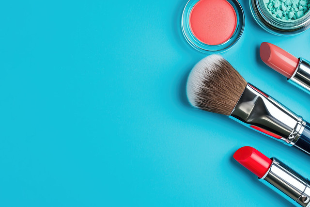 Make-up Pinsel auf blauen Hintegrund