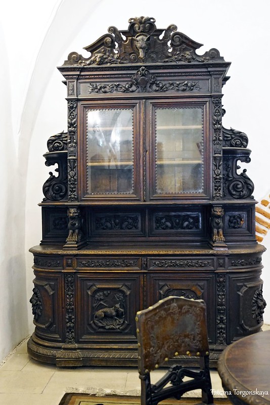 Коллекция старой мебели во дворце Бетлена