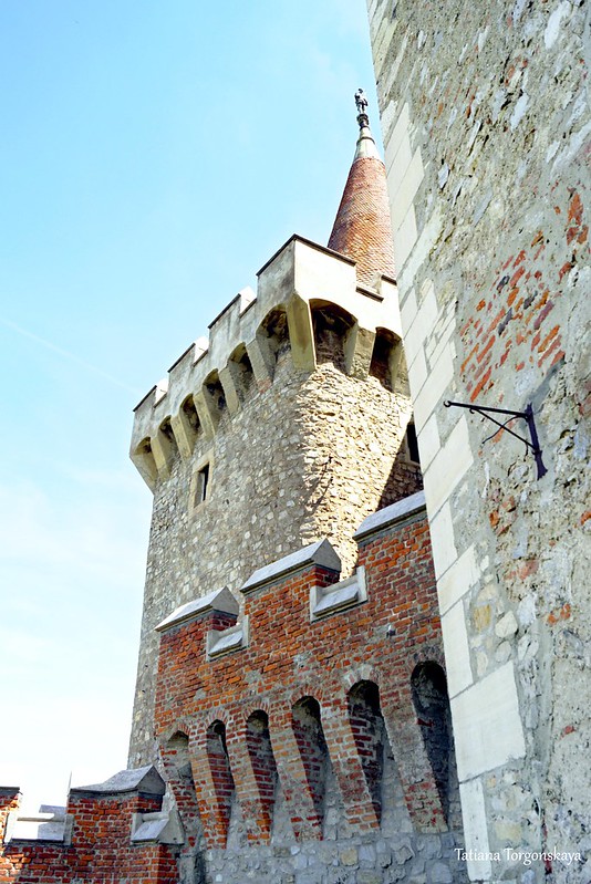 Бастионы и башни слева от входа в замок