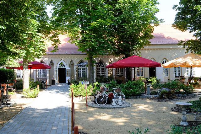 3719 Gartenrestaurant Gotisches Haus, erbaut 1803 - ehem. Dorfschmiede;  - Fotos von Paretz, Ortsteil  der Stadt Ketzin, Havel im Landkreis Havelland in Brandenburg.