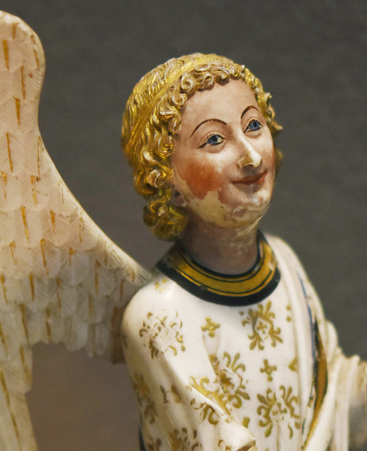 Ange faisant partie d'un Couronnement de la Vierge (vers 1260/70). Ivoire polychrome, sculpté à Paris. Aujourd'hui au Musée du Louvre, n° inventaire OA 58-3921.