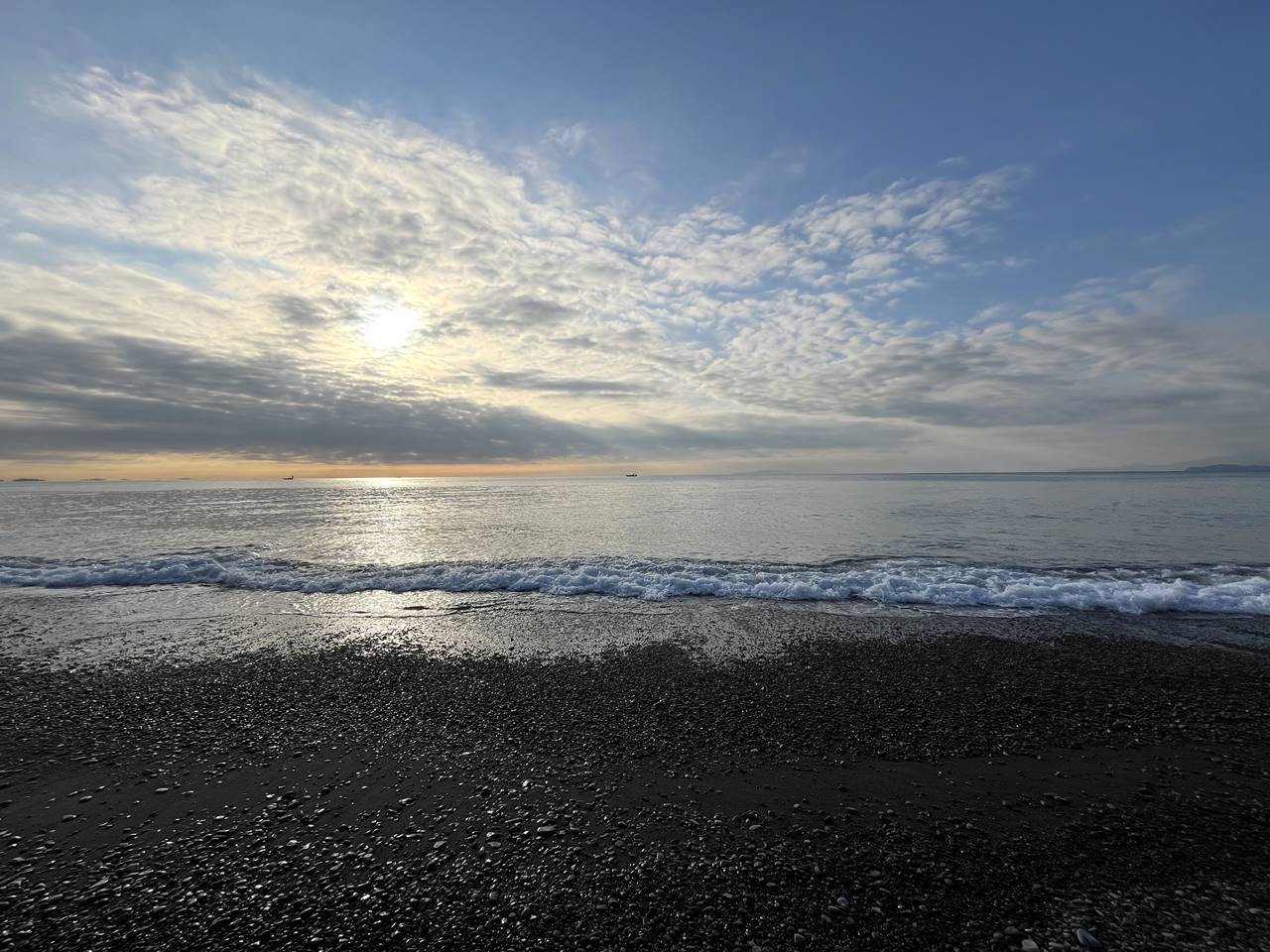 国府津海岸から眺める朝の海