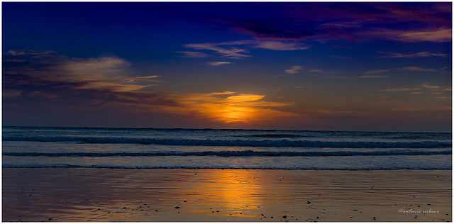 Puesta de sol en azul y anaranjado con reflejos en la arena // Sunset in blue and orange with reflections in the sand