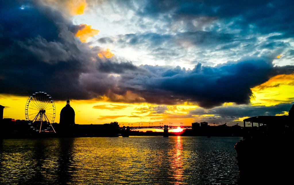 Explore - Sunset above Garonne in Toulouse