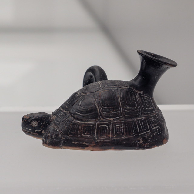 Black Gloss guttus in the form of a tortoise, from Ruvo (MANN 82500)