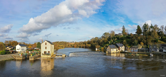 Ecluse et moulin de Neuville sur la rivière la Mayenne